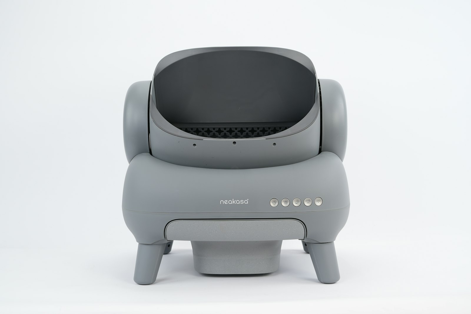 ドーム型のトイレを使う猫